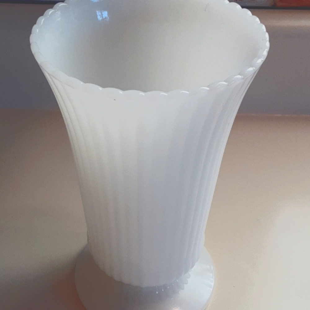 Beautiful vintage E. O Brody milk vase 7.5 tall